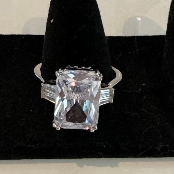 💥RING FOR WOMEN💥✨PERFECT CONDITION✨ ⁉️ MAKE AN OFFER ⁉️ - Picture 3 of 4